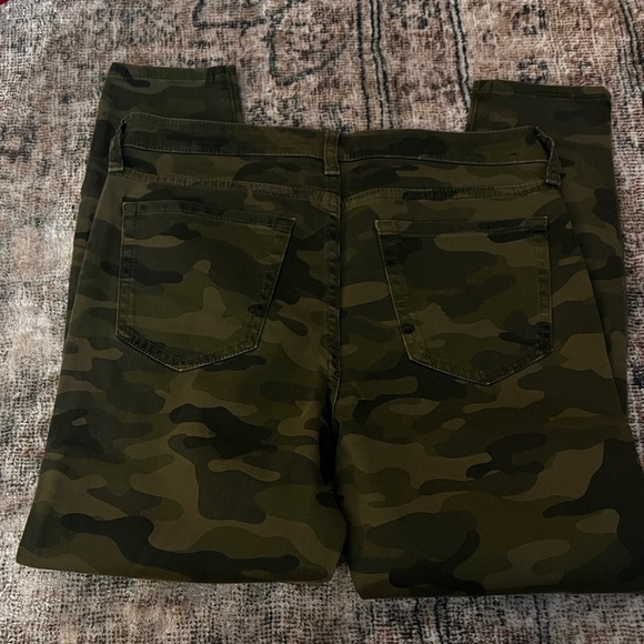 GAP Camouflage Leggings 8/29 NWOT - Picture 3 of 4
